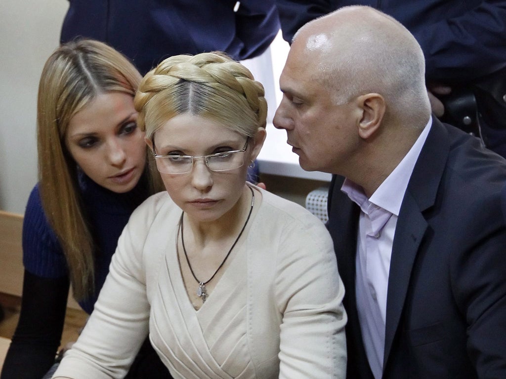 Former Ukraine prime minister Yulia Tymoshenko (centre)