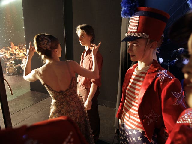 Hair in place, muscles stretched, shoes tied ... the show is ready to start