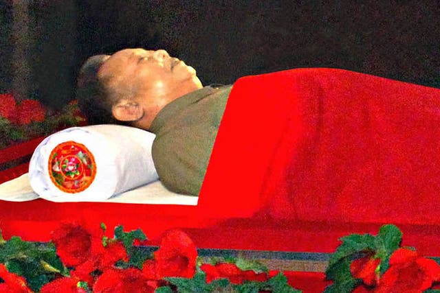 Kim Jong-il lying in state; his body is likely to displayed with that of his father