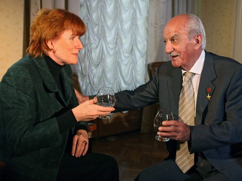 Vartanian meets Churchill's granddaughter, Celia Sandys, in 2007