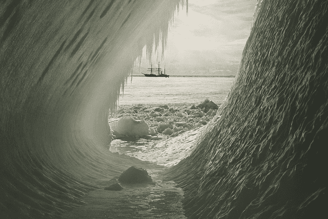 Herbert Ponting's 1911 photo of an Antarctic grotto