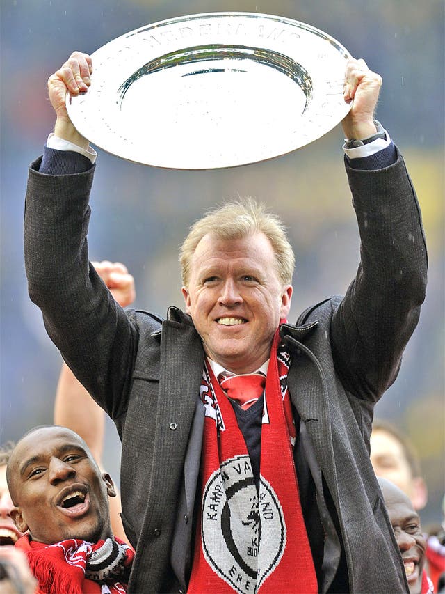 Steve McClaren with the trophy after winning the Dutch title in 2010