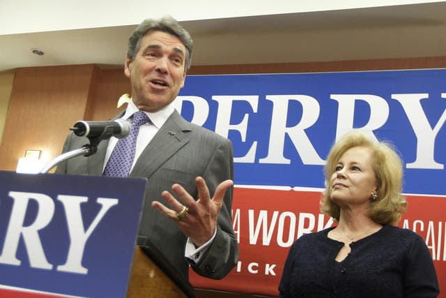 Texas Governor Rick Perry stands with his wife Anita as he announces he is dropping his run for the Republican US presidential nomination 
