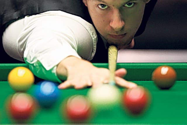 Judd Trump reached the Masters semi-final with a 6-2 victory
