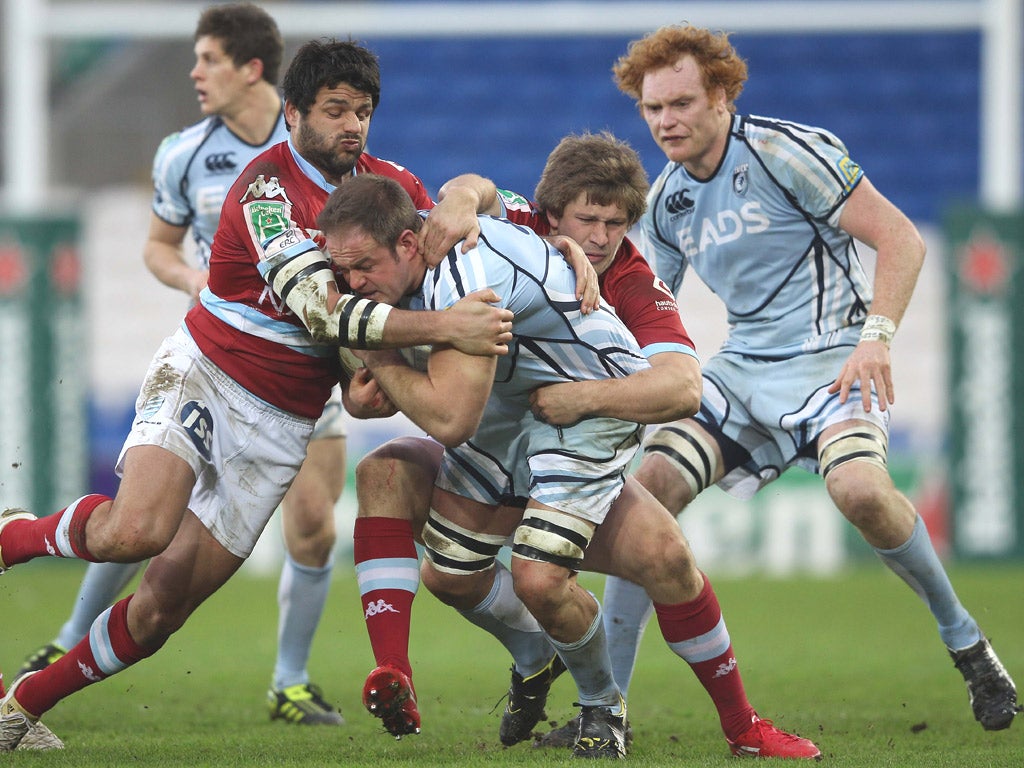 Xavier Rush (centre) is tackled by Racing Métro’s
Fabrice Estebanez and Francois Steyn