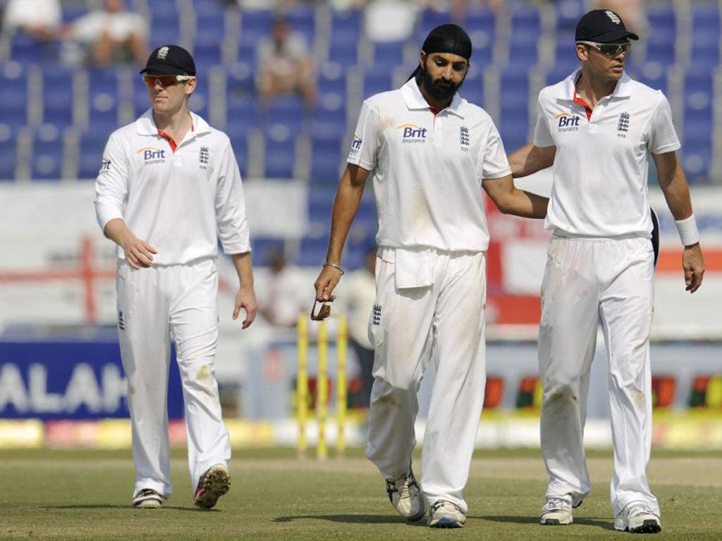 England's Eoin Morgan (left), Monty Panesar and James Anderson (right)