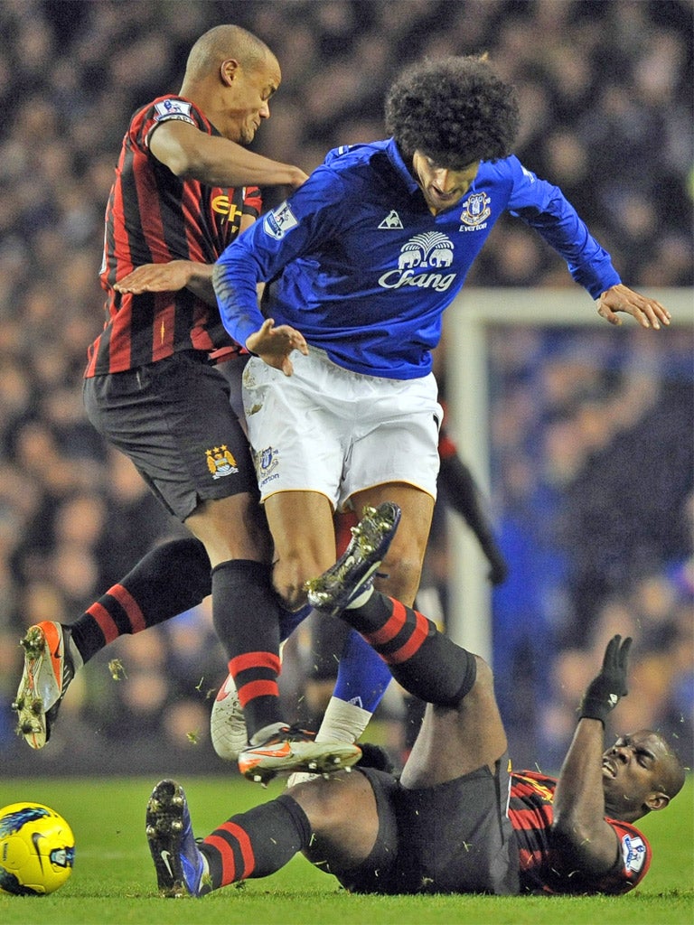 Marouane Fellaini takes on the City defence in Everton's win last night