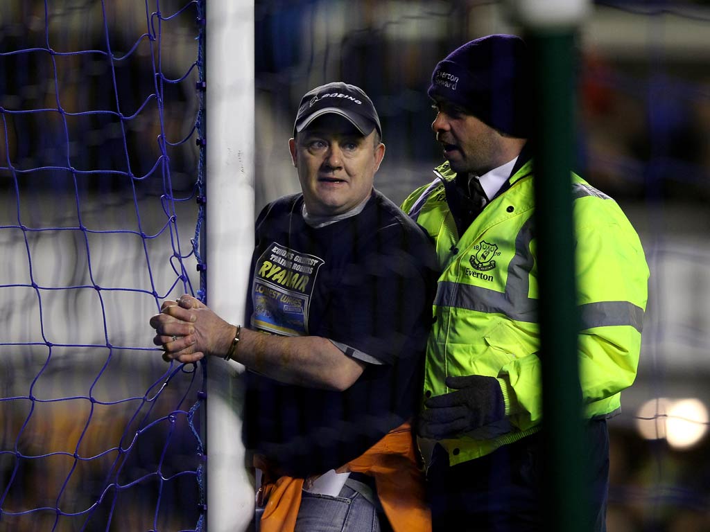 A man handcuffed himself to the goalpost during Everton's win over City