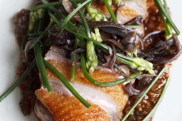 Honey-roast duck with flowering chives and black fungus
