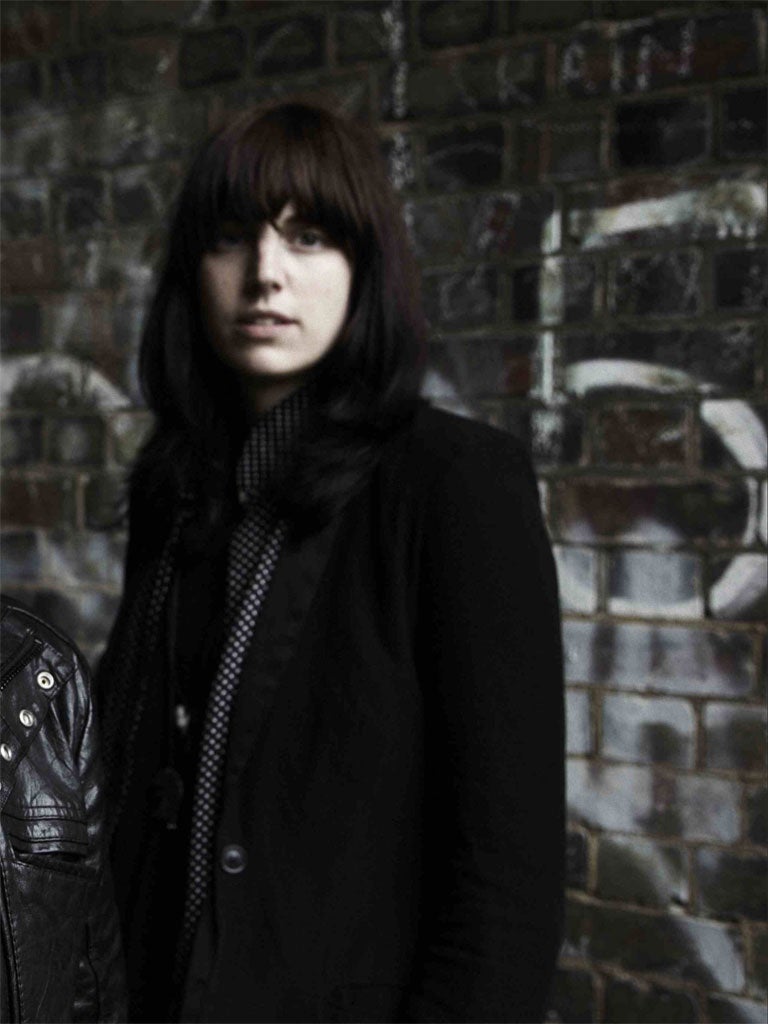 The musician Emma Richardson's new art exhibition "Cruisin' for a Bruisin'" opens this week. She works with charcoal, pencil, oil on canvas and linen. The works are 2-3m high and wide.