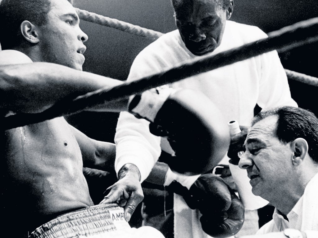 Angelo Dundee gives advice to Muhammad Ali
during his fight against Karl Mildenberger in 1966