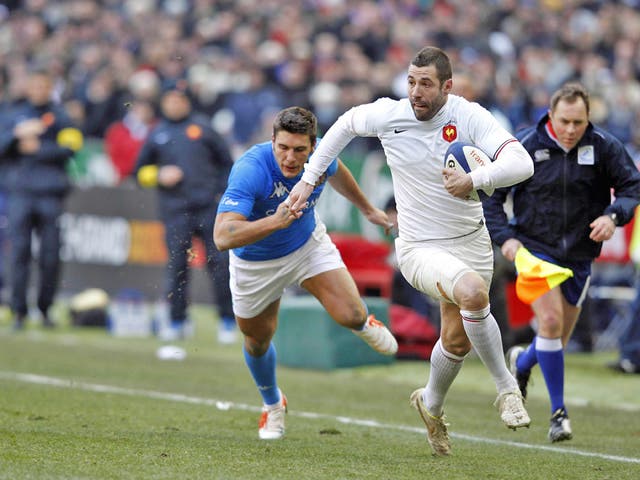 France's Julien Malzieu runs to score a try 