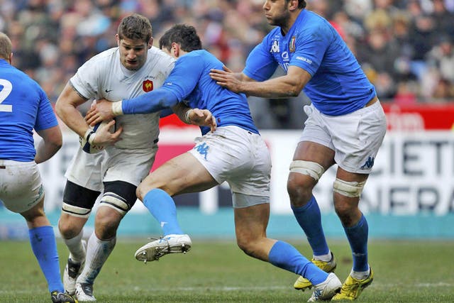 Pascal Pape fights for the ball with Italy's Cornelius Van Zyl 