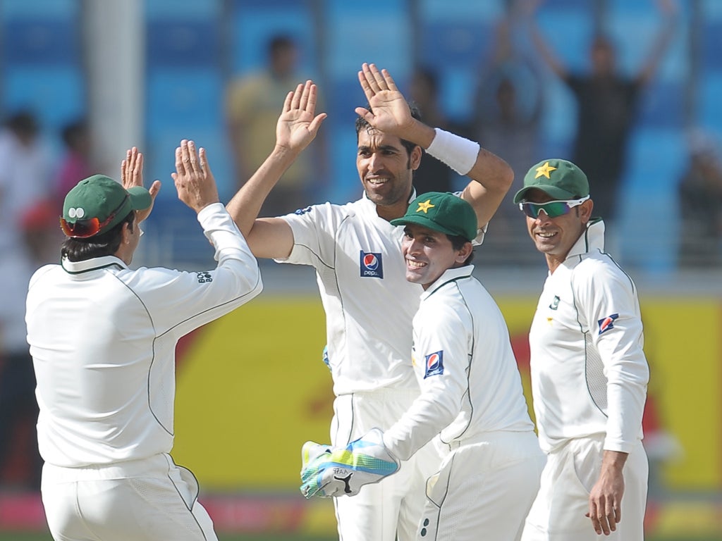 Pakistan's Umar Gul (centre) celebrates with his teammates after dismissing Stuart Broad