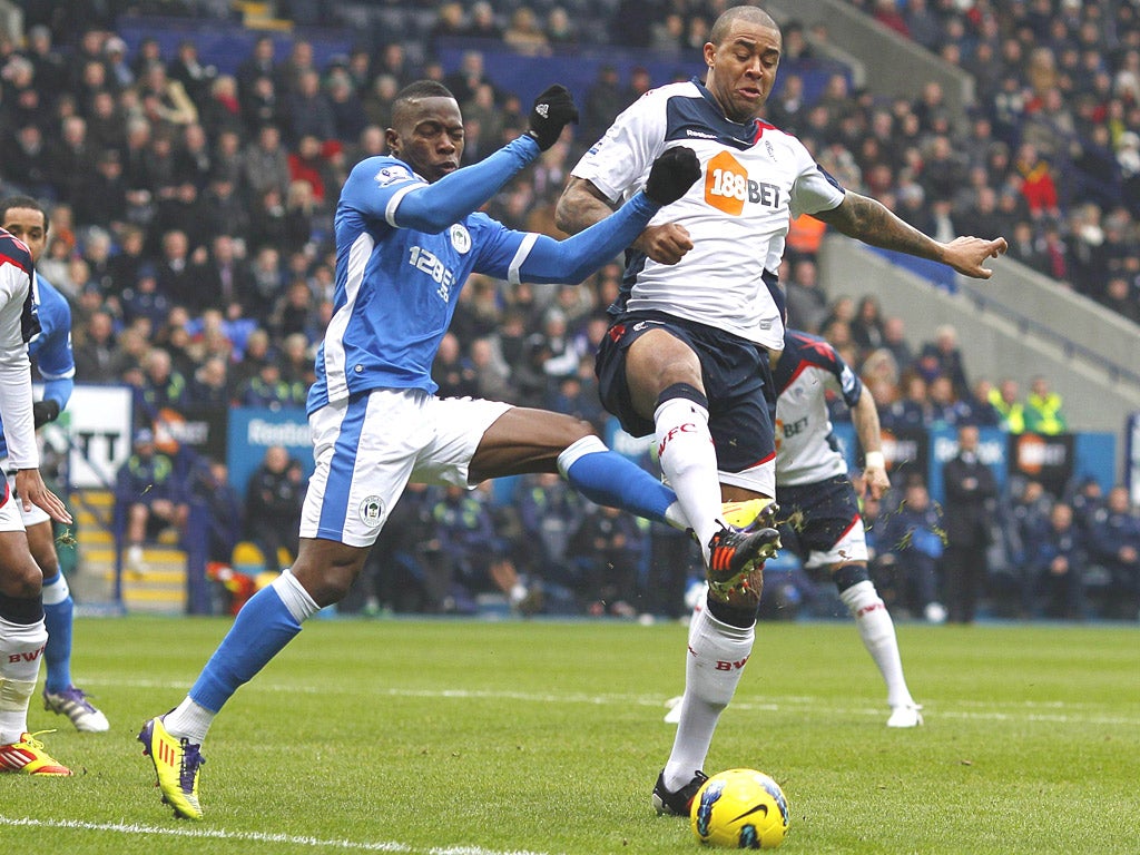 Bolton’s Zat Knight (right) battles for the ball with Wigan’s
Maynor Figueroa duringa 2- 1 win for the Latics at the Reebok