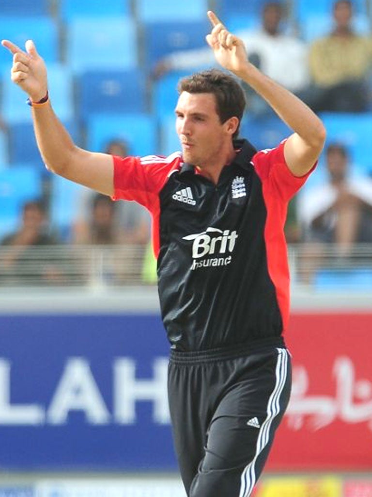 Steve Finn celebrates capturing the wicket of
Pakistan’s Mohammad Hafeez on Saturday