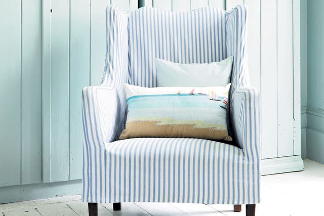 Dunelm Mill coastal living: £19.99, dunelm-mill.com, pale blues and stained wood help to give this space a coastal
feel. A Dunelm Mill Cool Lagoon cushion finishes off the scheme