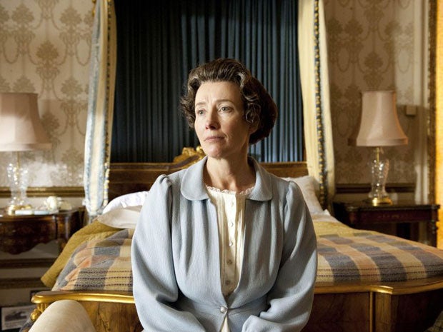 Emma Thompson is to portray the Queen in a TV drama