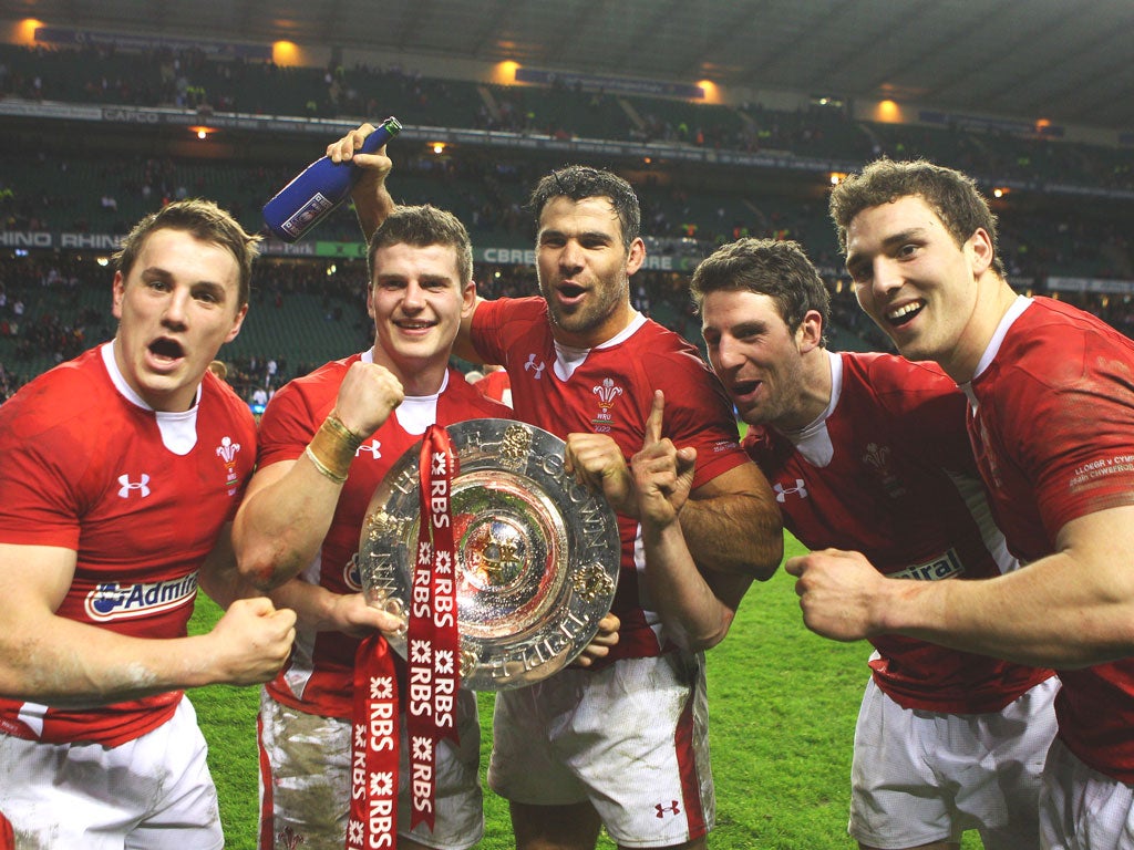Jonathan Davies (left), Scott Williams, Mike Phillips, Alex
Cuthbert and George North with the triple crown trophy