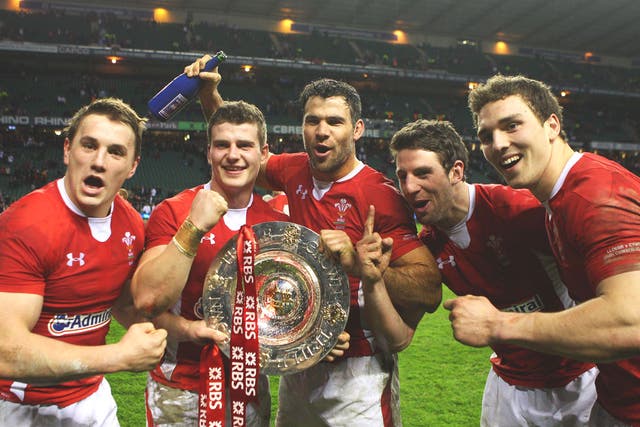 Jonathan Davies (left), Scott Williams, Mike Phillips, Alex
Cuthbert and George North with the triple crown trophy