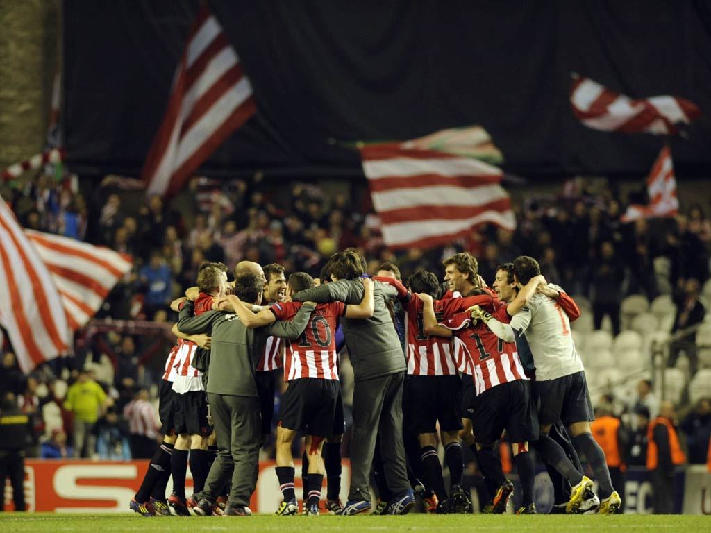 Athletic Bilbao's players celebrate their victory at the end of the Europa League second leg football match against Lokomotiv Moskow at the San Mames stadium