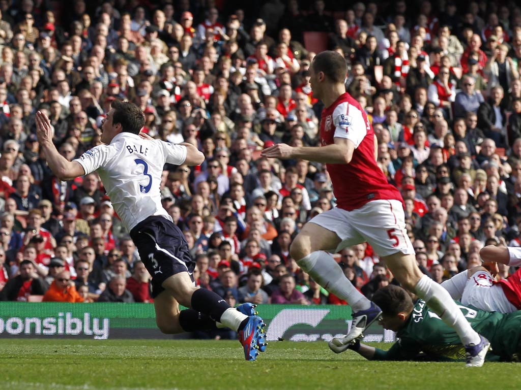 Bale tumbles in the box against Arsenal