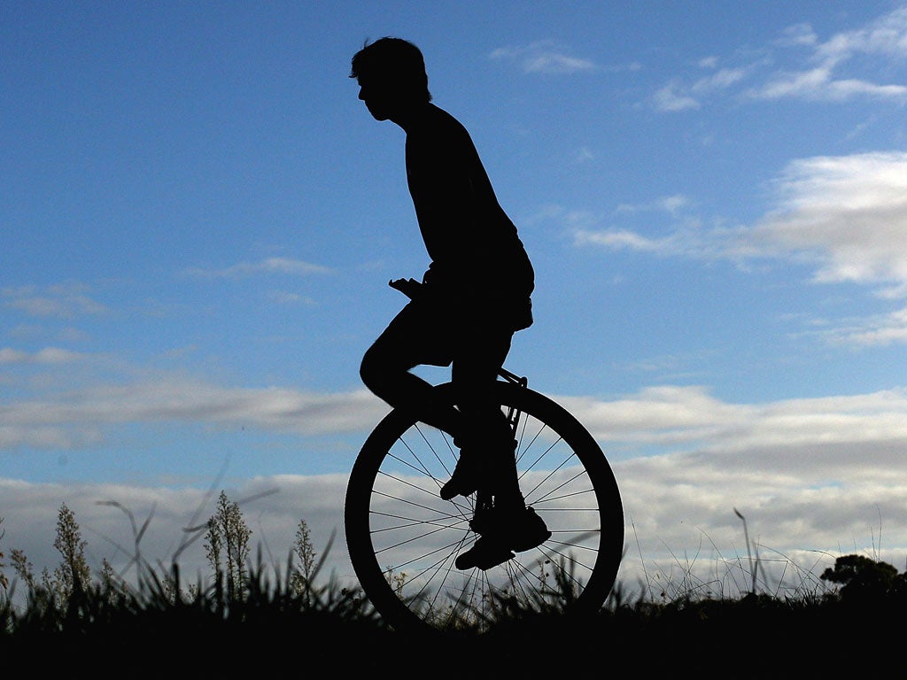 The sexes react very differently when they see a unicyclist