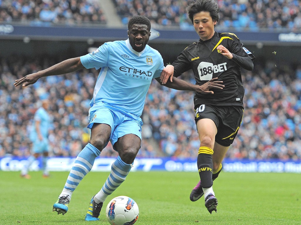 Kolo Touré holds off Bolton striker Ryo Miyaichi