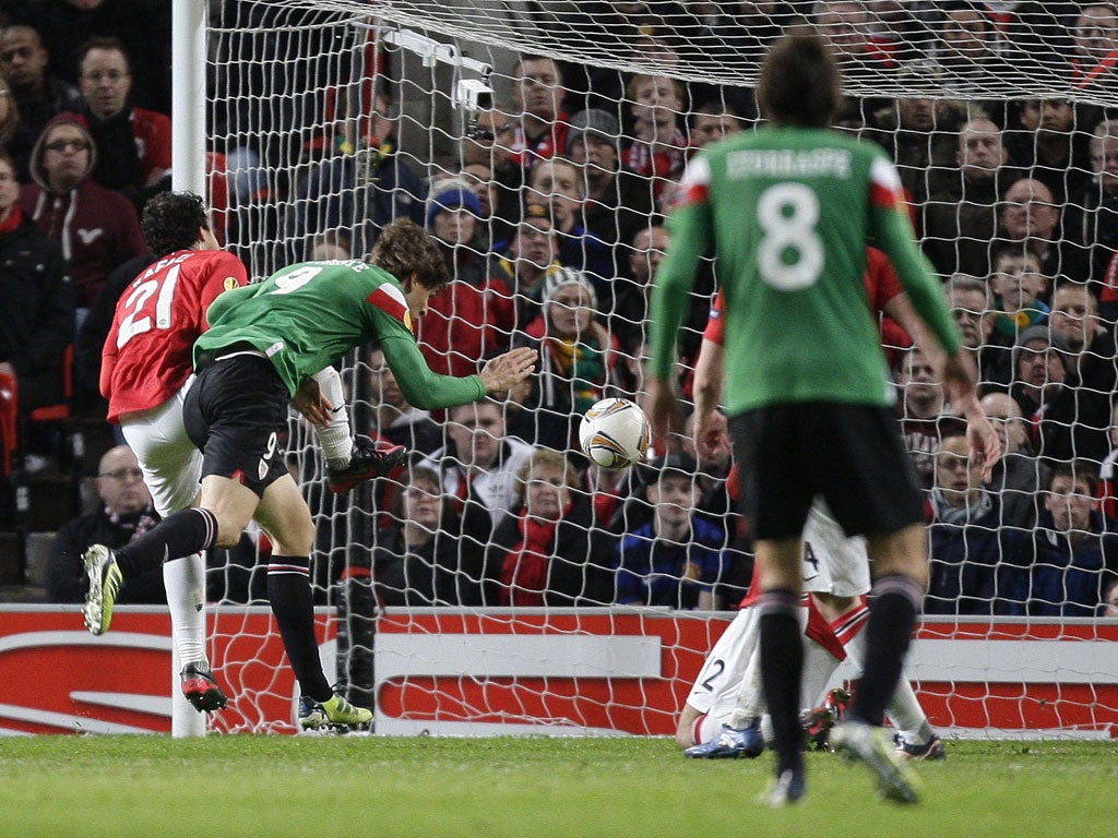 Athletic Bilbao's Fernando Llorente, second left, scores against Manchester United