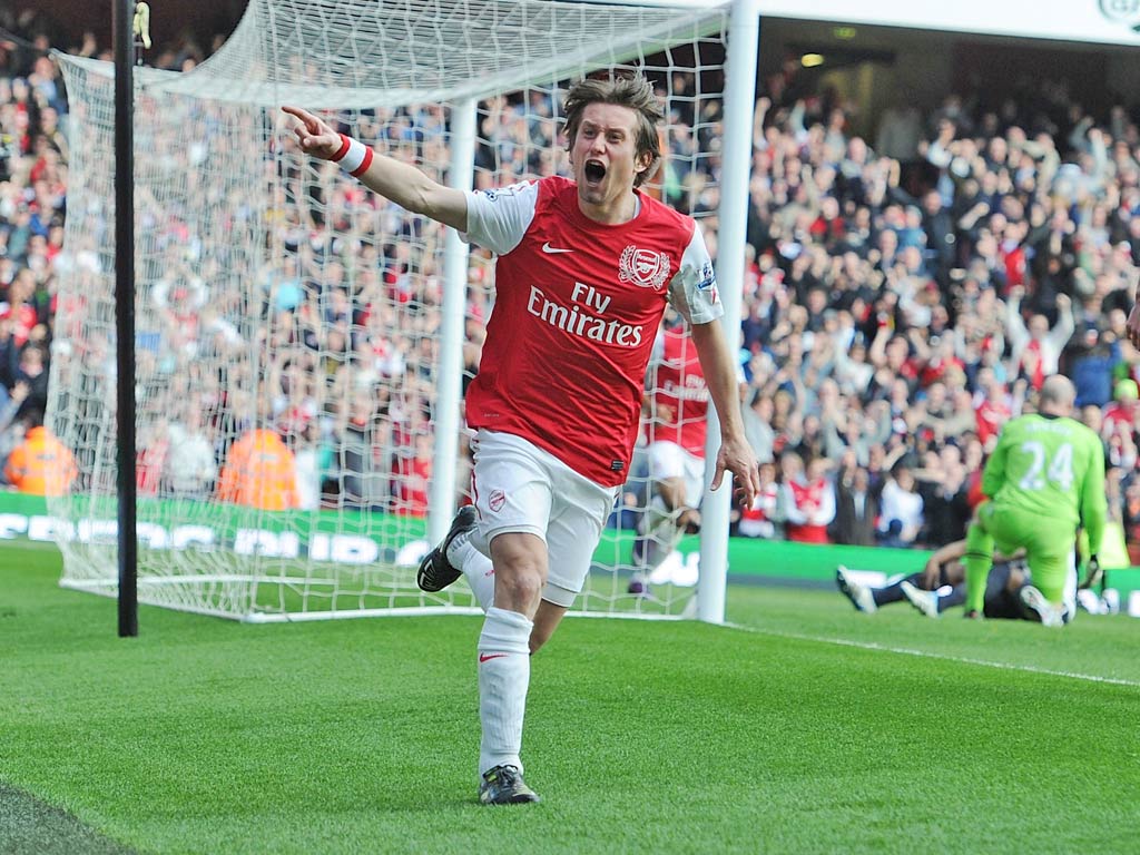 Rosicky told Arsenal's website: "It's a great honour to sign a new deal with Arsenal, I love the club and am proud to wear the Arsenal shirt.