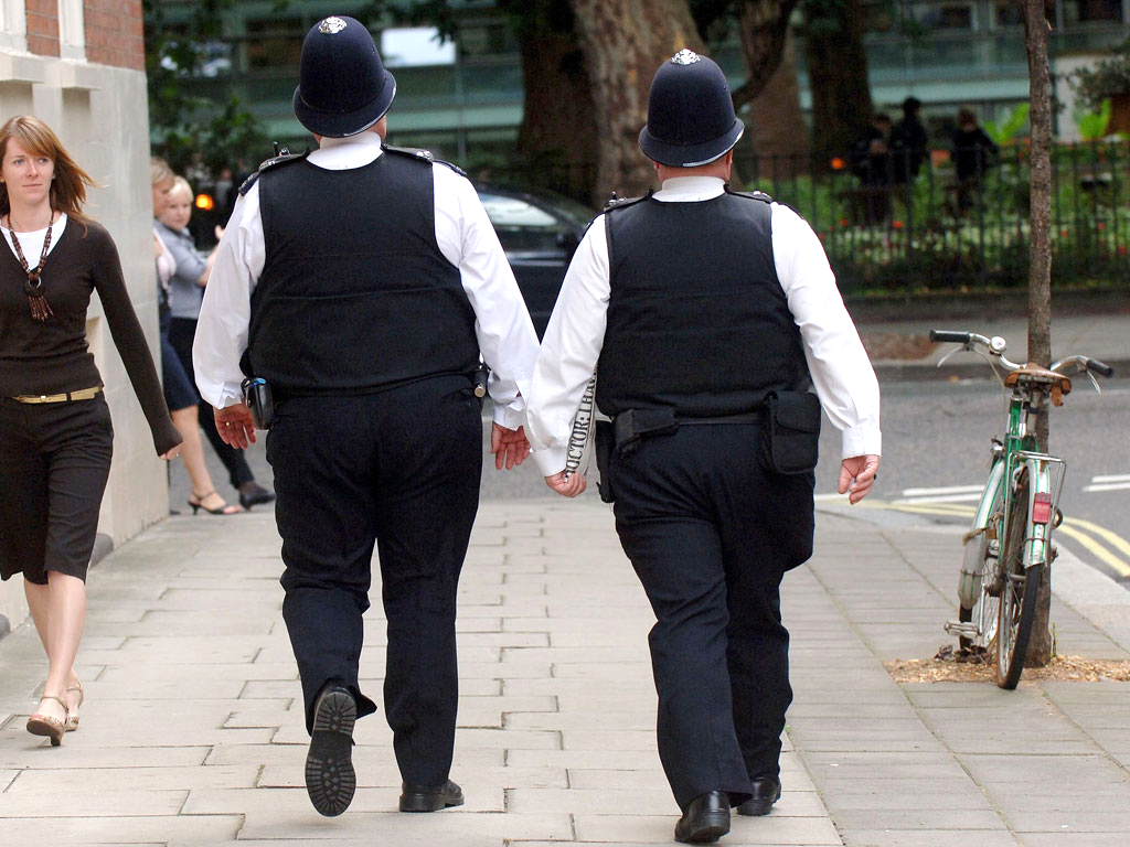 All police officers should be made to take an annual fitness test, says a new review