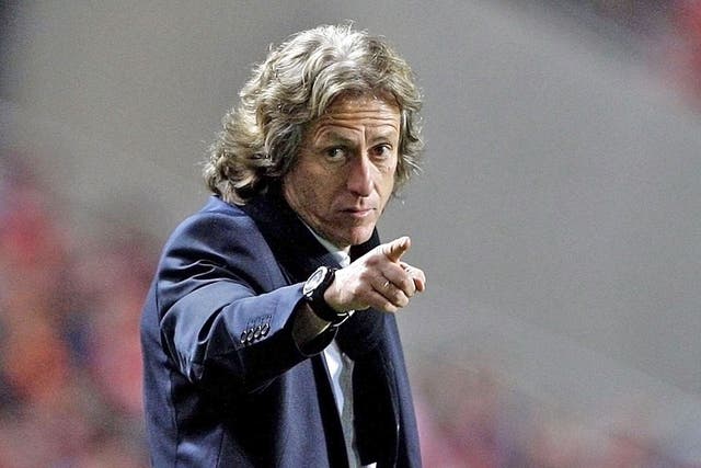 Jorge Jesus, the Benfica coach, makes a point to his players