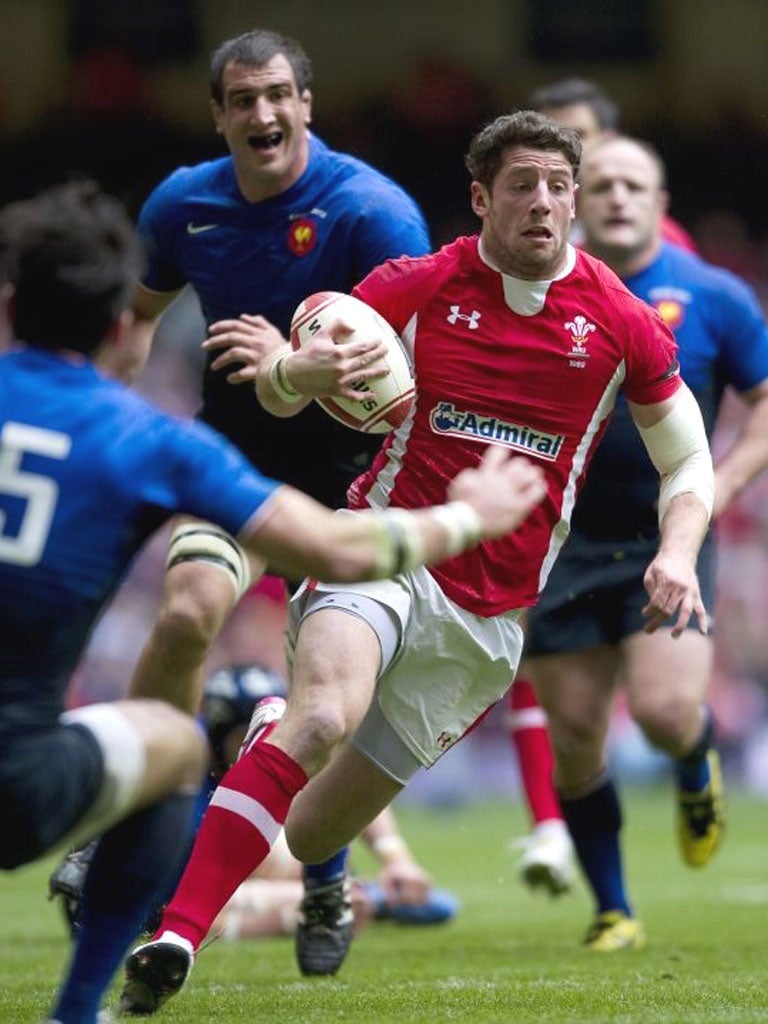 Alex Cuthbert breaks through the French defence on the way to his try