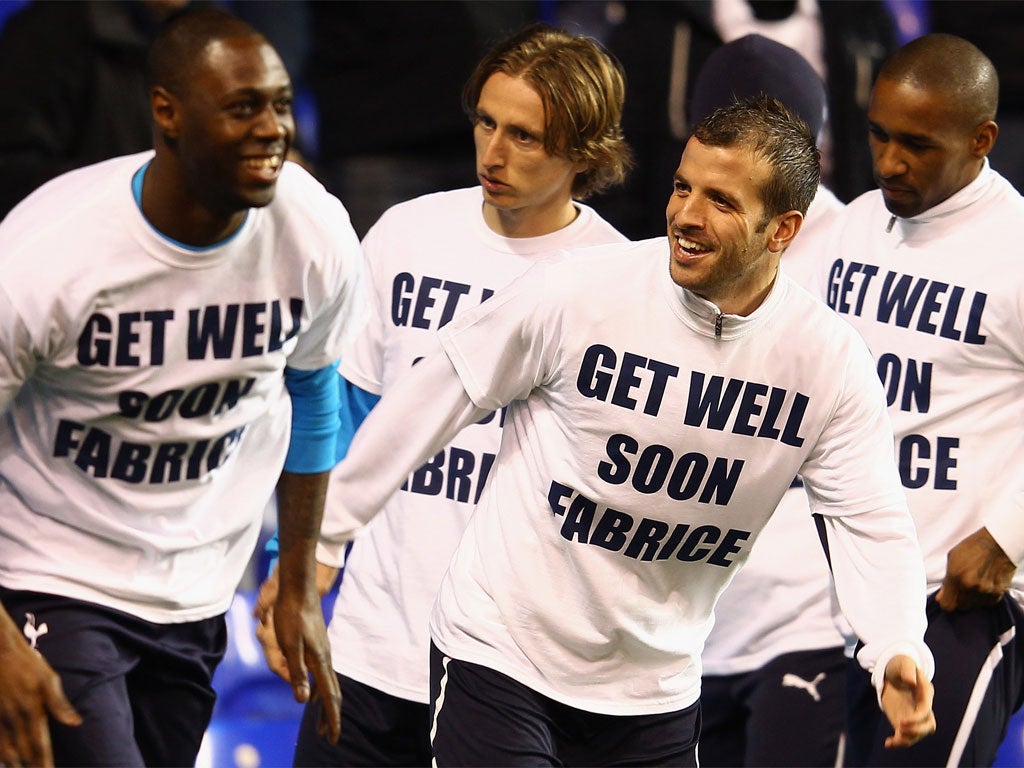 The Tottenham players show their support for Fabrice Muamba before the game