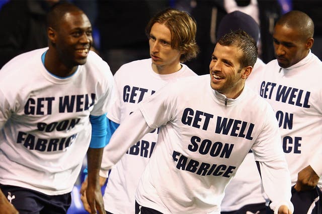 The Tottenham players show their support for Fabrice Muamba before the game