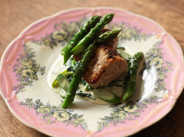 Pork tenderloin with creamed wild garlic and asparagus