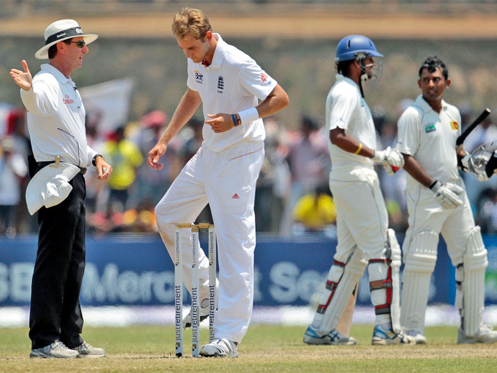 Umpire Rod Tucker signals a no-ball to the annoyance of Stuart Broad