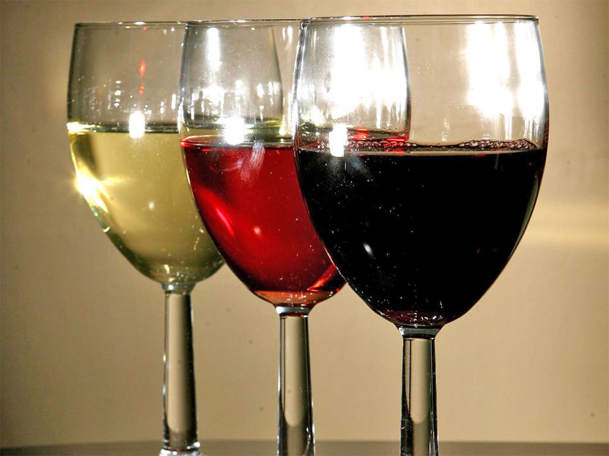 Три бокала вина