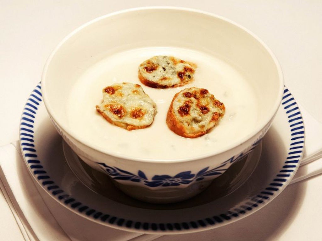 Creamy cauliflower soup with stilton