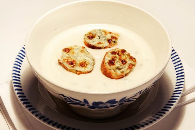 Creamy cauliflower soup with stilton