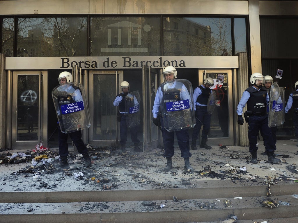 Riot police in Barcelona block the door of the stock exchange