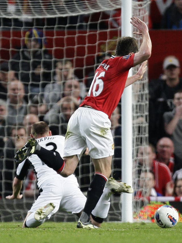 Michael Carrick brings down Fulham’s Danny Murphy in the area for the penalty that wasn’t at Old Trafford last week