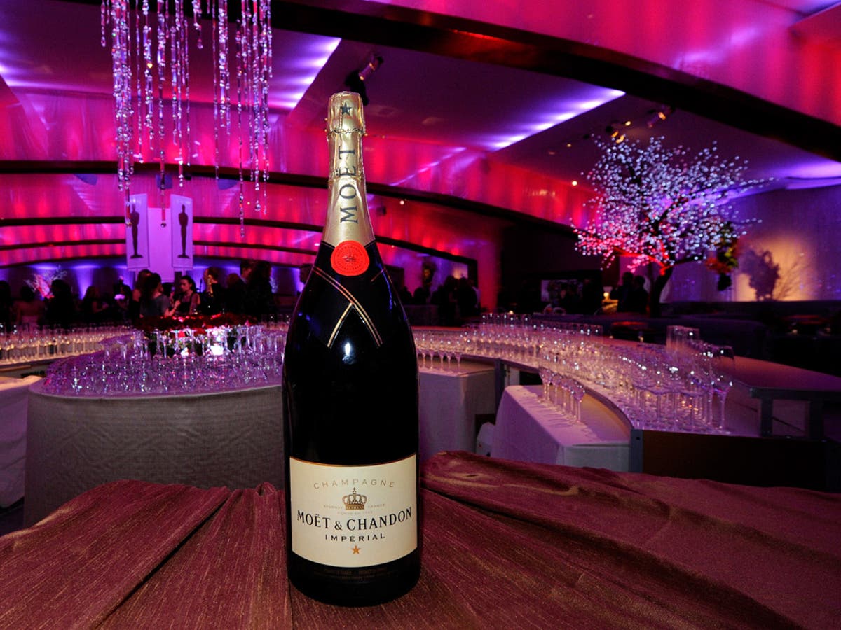 Клуб шампанского. Шампанское в Дубае. Красивый стол в Дубаях с шампанским. Шампанское в клубе. MMI Дубай алкоголь.