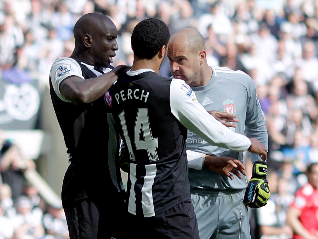 Liverpool's Spanish goalkeeper Pepe Reina (R) confronts Newcastle United's James Perch (2ndL) next to Newcastle United's Senegalese striker Demba Ba, before being sent-off