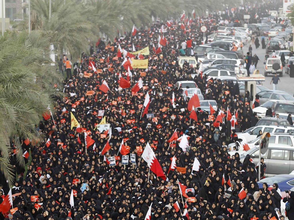 Thousands of Bahraini protesters march near Manama