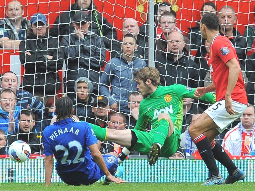 Manchester United’s keeper David de Gea is powerless to stop Steven Pienaar scoring Everton’s late equaliser at Old Trafford