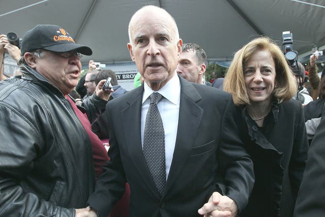 Jerry Brown, seen here with his wife Anne, is trying to reduce California’s huge and growing budget deficit