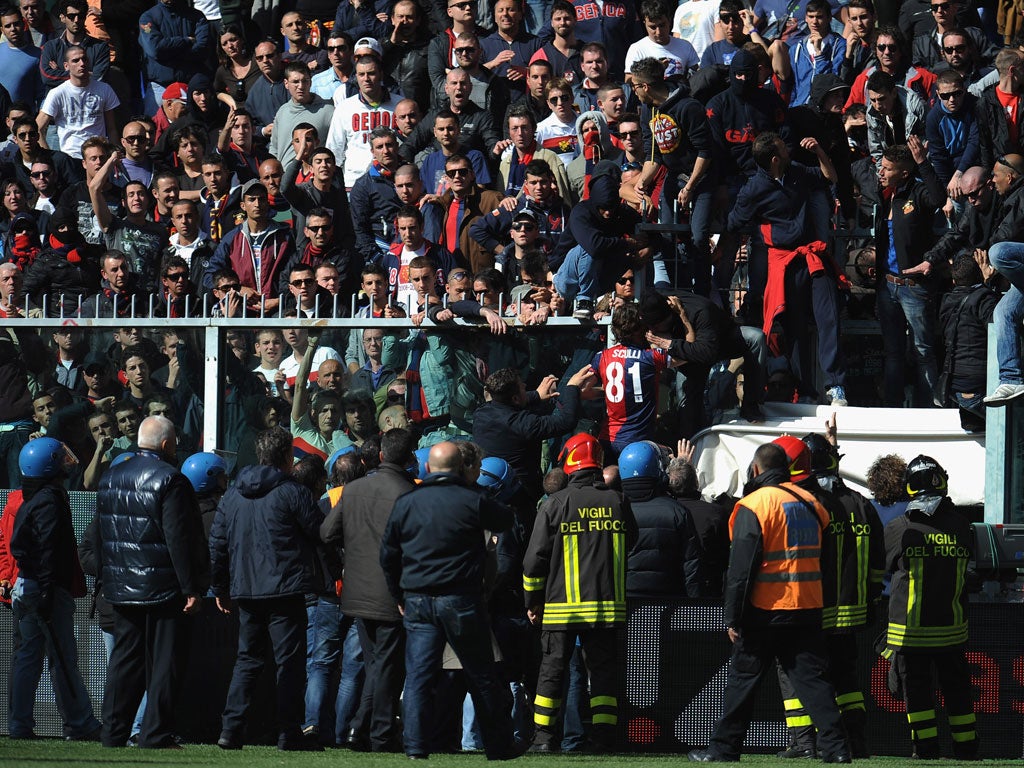 Giuseppe Sculli talks with Genoa fans