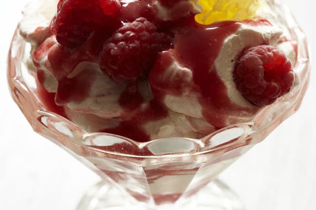 Raspberries with yogurt and honeycomb