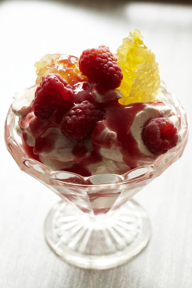 Raspberries with yogurt and honeycomb